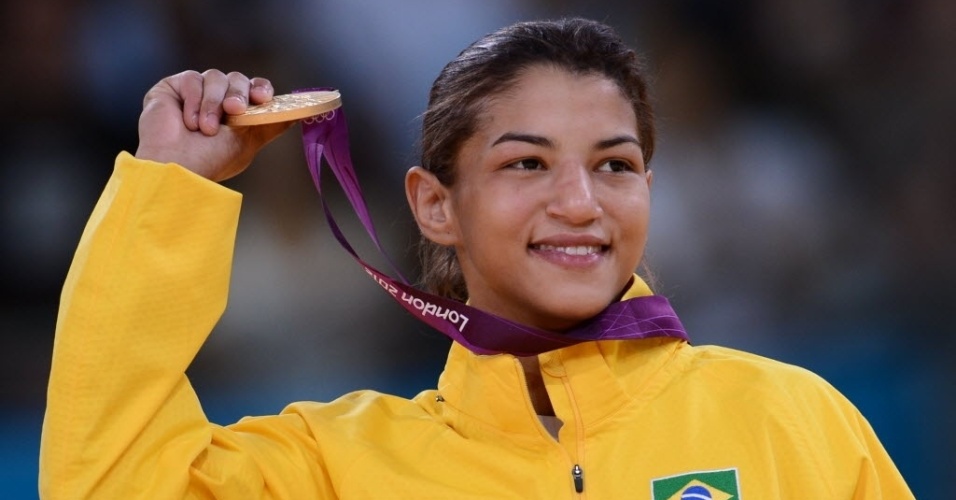 Judoca Sarah Menezes sorri ao exibir a medalha de ouro conquistada na categoria até 48 kg
