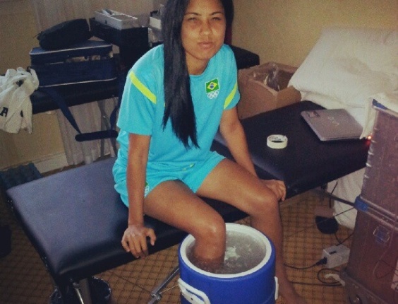 Lateral Maurine, da seleção feminina de futebol, coloca perna em balde de gelo após jogo contra a Nova Zelândia; seleção venceu por 1 a 0, gol de Cristiane