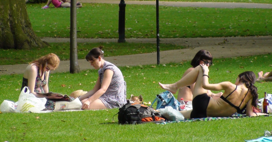 Londrinos aproveitam o dia de sol para se bronzear no Saint James Park, centro de Londres