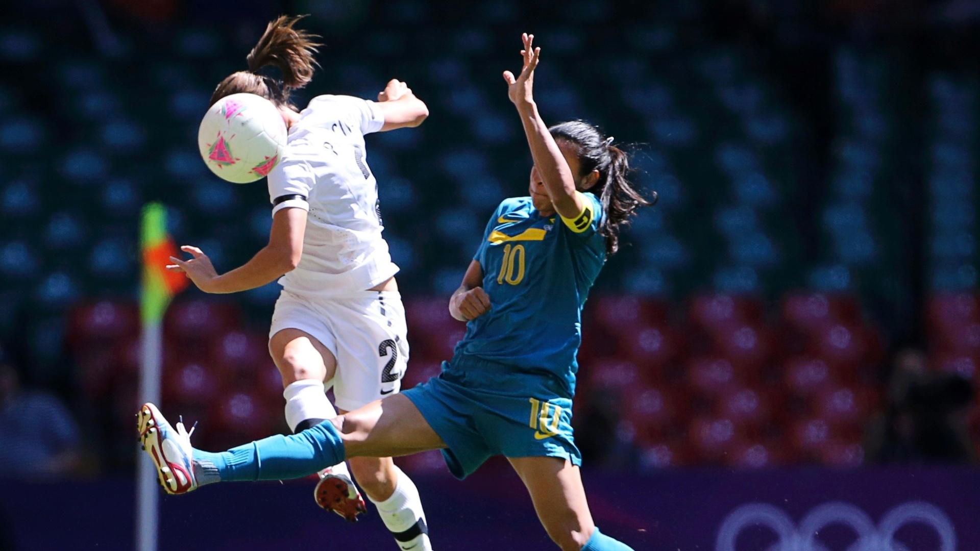 Marta disputa bola com Ria Percival, da Nova Zelândia, no segundo jogo do Brasil na Olimpíada