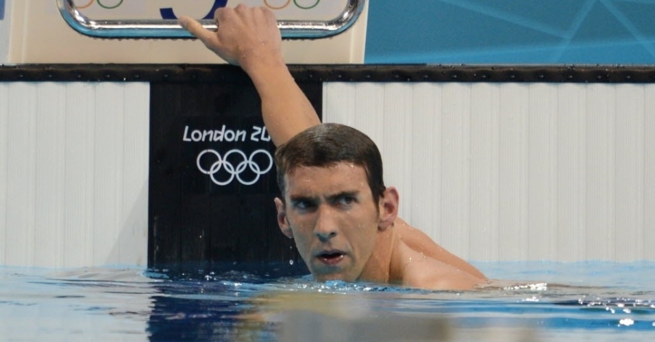 Michael Phelps mostra decepção por ficar fora do pódio na chegada da prova dos 400 m medley em Londres