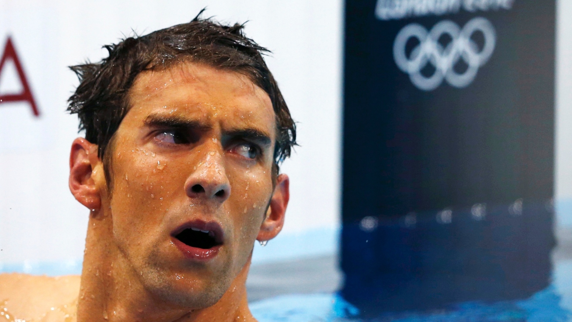 Michael Phelps observa o placar após terminar em quarto e ficar fora do pódio na final dos 400 m medley (28/07/2012)
