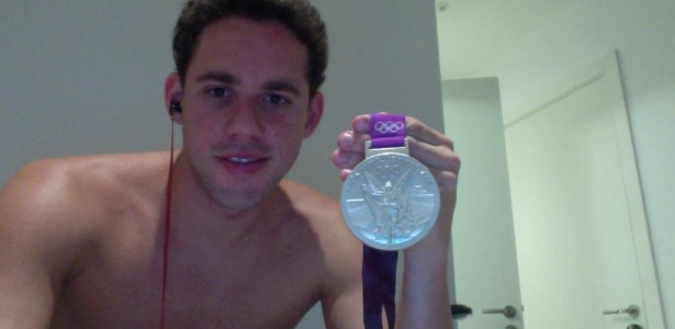 Nadador Thiago pereira exibe medalha de prata conquistada na prova dos 400m medley