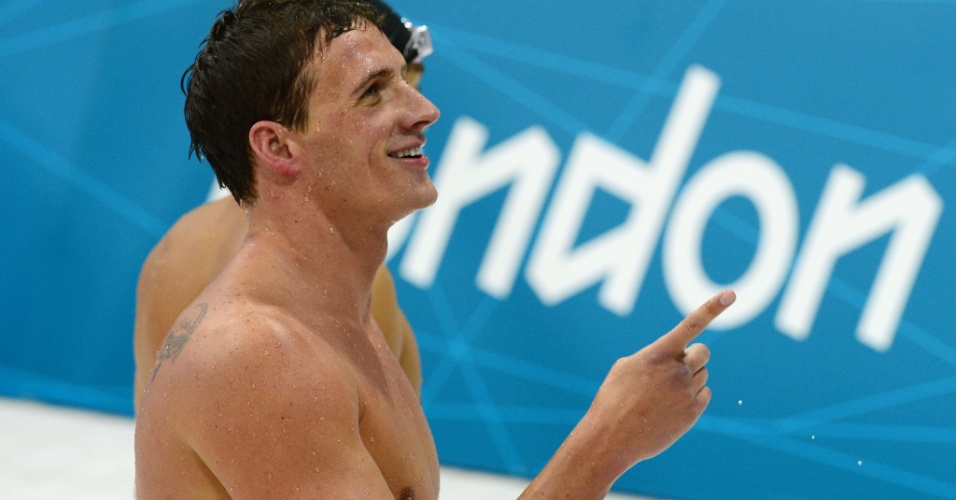 Norte-americano Ryan Lochte acena em direção à torcida após conquistar o ouro nos 400 m medley (28/07/2012)