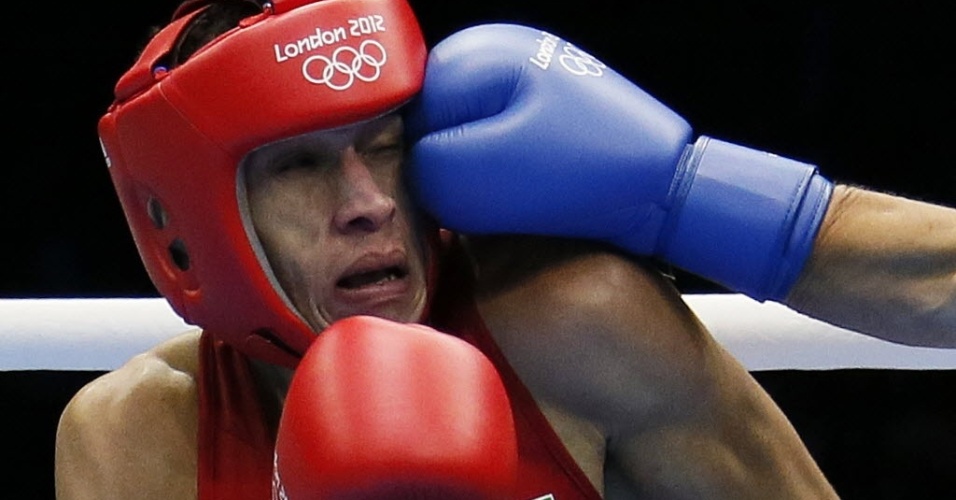 O boxeador brasileiro Robenilson Vieira de Jesus leva golpe do rival Orzubek Shayimov