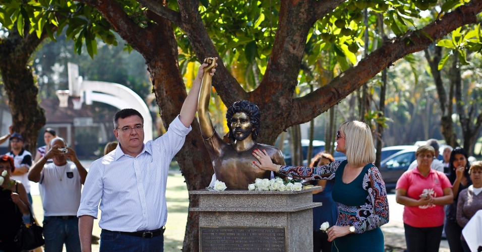 Presidente do Corinthians, Mário Gobbi, inaugura busto de Sócrates no Parque São Jorge