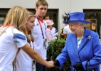 Rainha assume protocolo, e príncipe Harry cai na festa e na paquera na Olimpíada - AFP PHOTO/John Stillwell