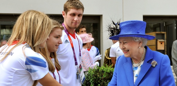 Rainha Elizabeth 2ª cumprimenta membros da delegação britânica na Vila Olímpica (28/07/12)