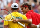 Colombiano recebe carinho de Federer após feito de ganhar set do 