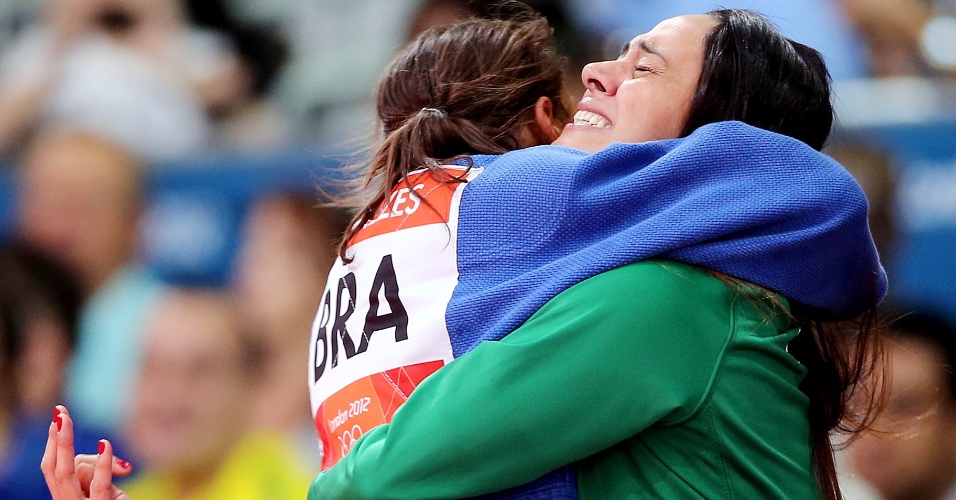 Sarah Menezes abraça a técnica Rosicleia Campos após conquistar a medalha de ouro no judô