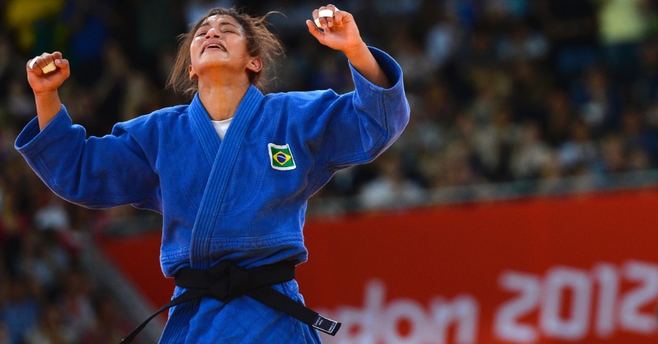Sarah Menezes festeja a primeira medalha de ouro do Brasil nos Jogos Olímpicos de Londres