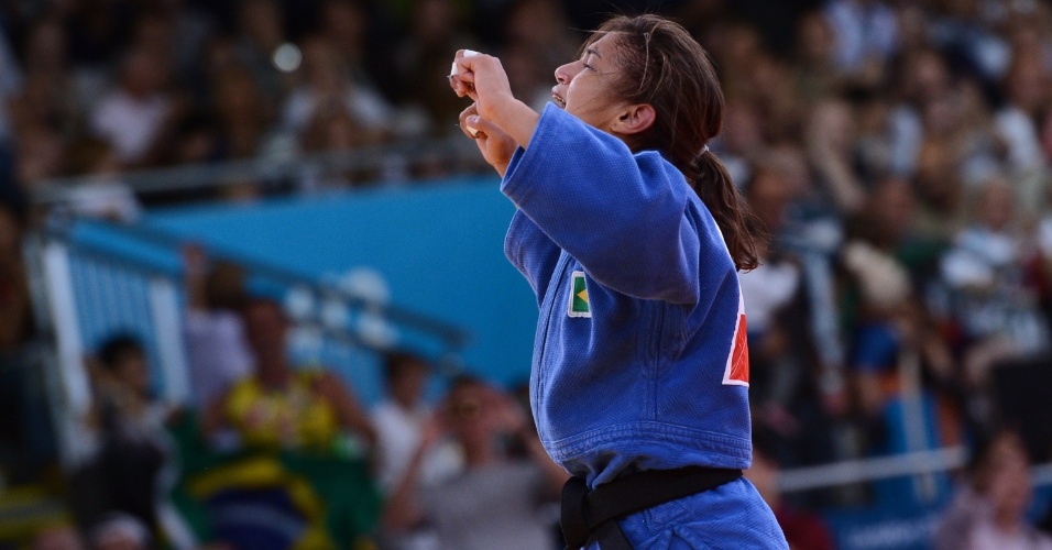 Sarah Menezes celebra vitória contra a romena Alina Dumitru, na final olímpica do judô feminino categoria até 48 kg.