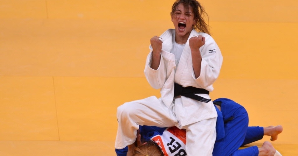 Sarah Menezes comemora vitória sobre a belga Charline van Snick nas semifinais do judô até 48 kg