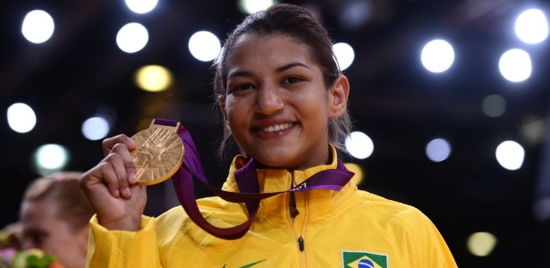 Sarah Menezes exibe a medalha de ouro conquistada na categoria até 48 kg