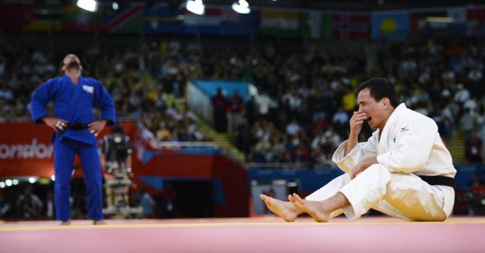 Sentado no tatame, Felipe Kitadai chora e comemora a medalha de bronze no judô, após vencer o italiano Elio Verde