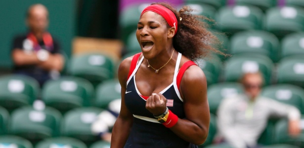 Serena comemora um ponto na vitória por 2 a 0 sobre Jelena Jankovic na abertura do tênis em Londres