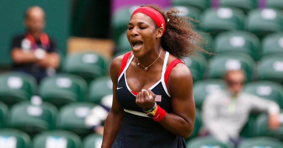 Serena Williams comemora um ponto na vitória por 2 a 0 sobre Jelena Jankovic na abertura do tênis em Londres (28/07/2012)