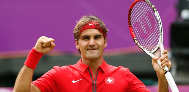 Suíço Roger Federer vibra ao derrotar o colombiano Alejandro Falla em Londres