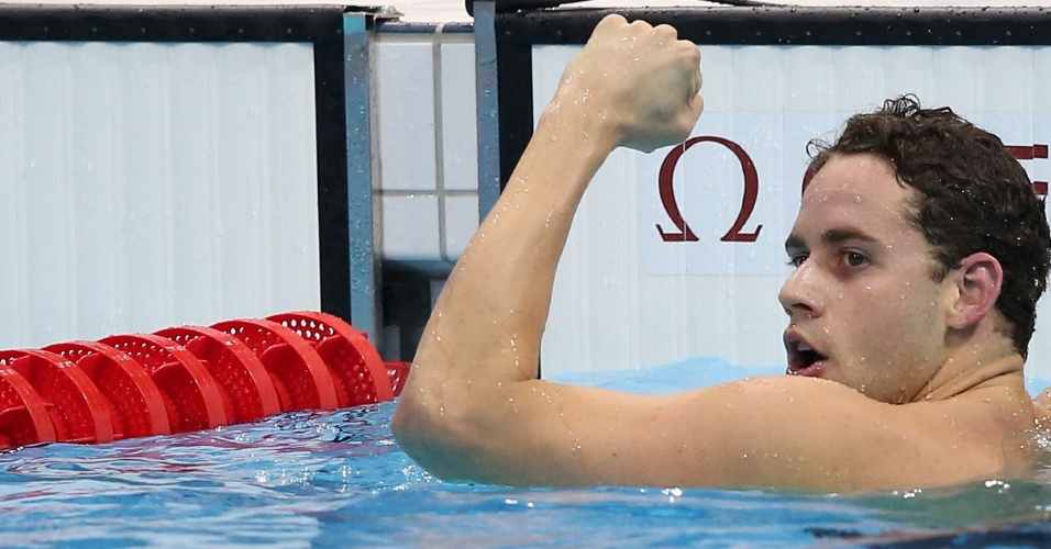 Thiago Pereira cerra o punho para festejar a medalha de prata nos 400 m medley