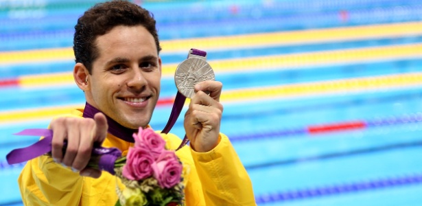 Thiago Pereira exibe a medalha de prata conquistada nos 400 m medley, nos Jogos Olímpicos de Londres