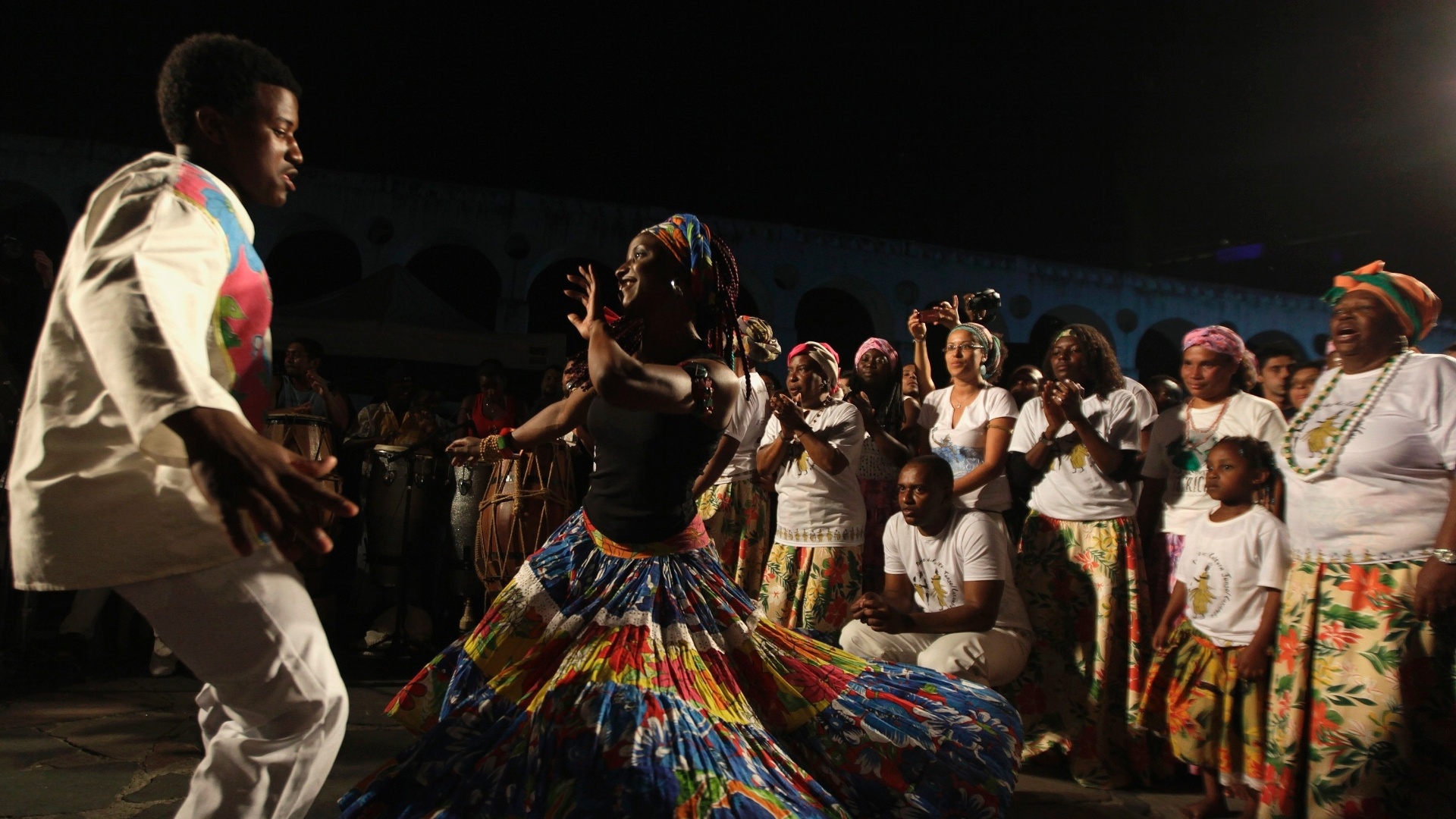 Песня brazilian dance. Лунду танец бразильский. Культура Бразилии. Традиции Бразилии. Семейные традиции Бразилии.