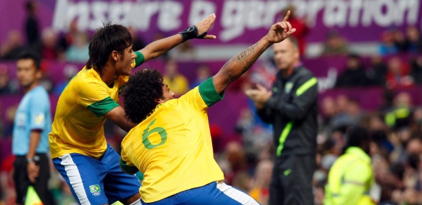 À la Usain Bolt, Neymar e Marcelo comemoram segundo gol da seleção brasileira na vitória sobre Belarus