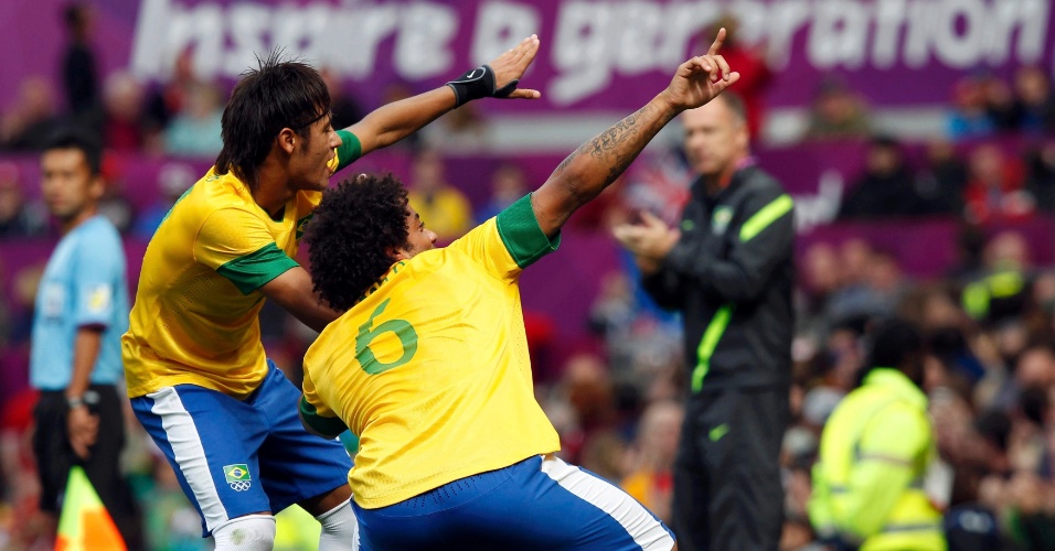 À la Usain Bolt, Neymar e Marcelo comemoram segundo gol da seleção brasileira na vitória por 3 a 1 sobre Belarus