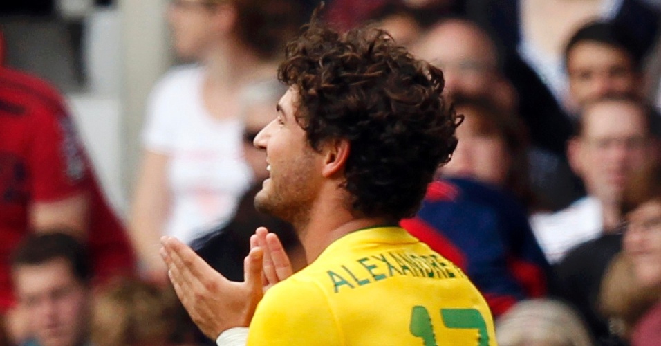 Alexandre Pato comemora após marcar para o Brasil contra Belarus no segundo jogo pela Olimpíada