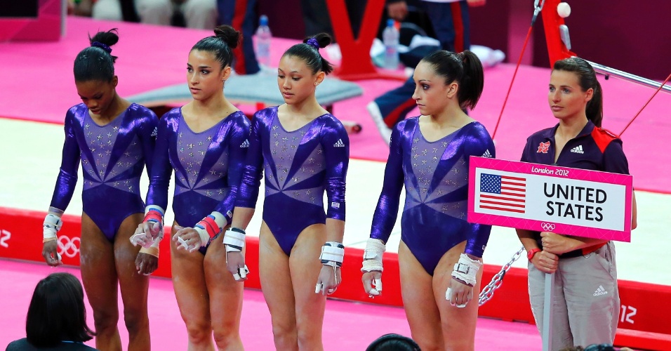 Americanas Gabby Douglas, Aly Raisman, Kyla Ross e Jordyn Wieber são apresentadas antes de iniciarem aparelho nas eliminatórias da ginástica artística (29/07/2012)