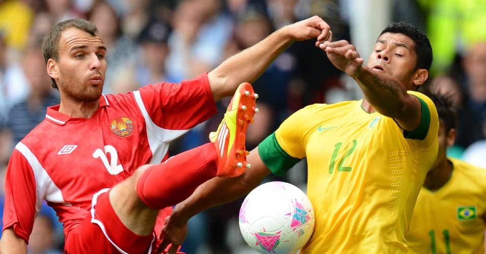 Atacante Hulk tenta passar pela marcação de Belarus no segundo jogo brasileiro na Olimpíada