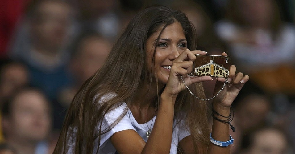 29.jul.2012 - Bela torcedora usa seu celular para registrar partida de vôlei entre Austrália e Argentina nas Olimpíadas