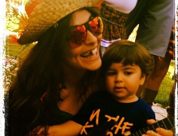 Com o dente preto, Juliana Paes publica foto com o filho Pedro em uma festa junina. "Hoje é festa junina aqui no sítio. Eba!", escreveu a atriz