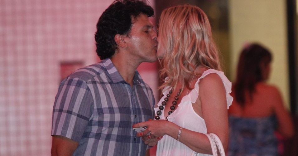 Eliana e João Marcelo Boscoli se beijam em shopping no Rio de Janeiro