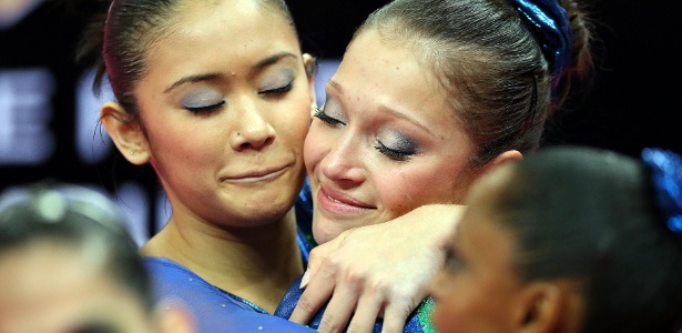 Equipe brasileira se abraça após o final da apresentação na eliminatória da ginástica