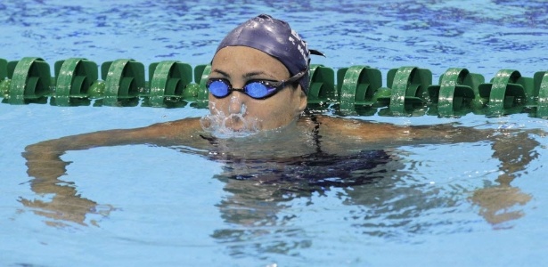 Fabíola Molina na piscina para a disputa dos 100 m costas; brasileira não passou das eliminatórias