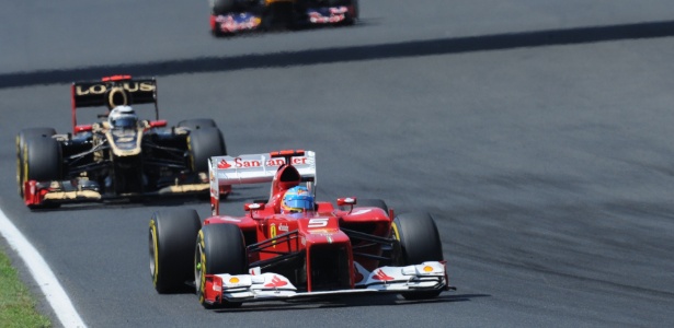 Alonso largou na sexta colocação e conseguiu roubar o quinto lugar de Räikkönen - AFP PHOTO / ATTILA KISBENEDEK