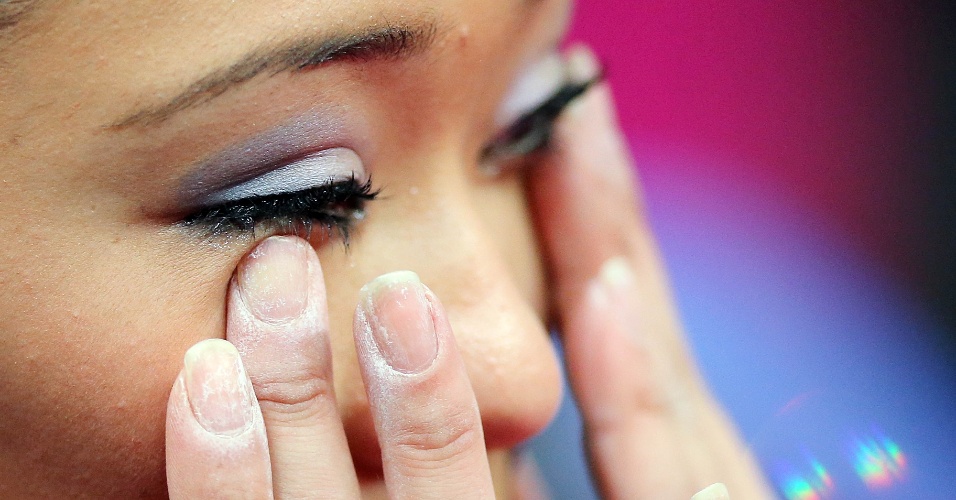 Ginasta brasileira chora após terminar seus exercícios na fase eliminatória dos Jogos Olímpicos