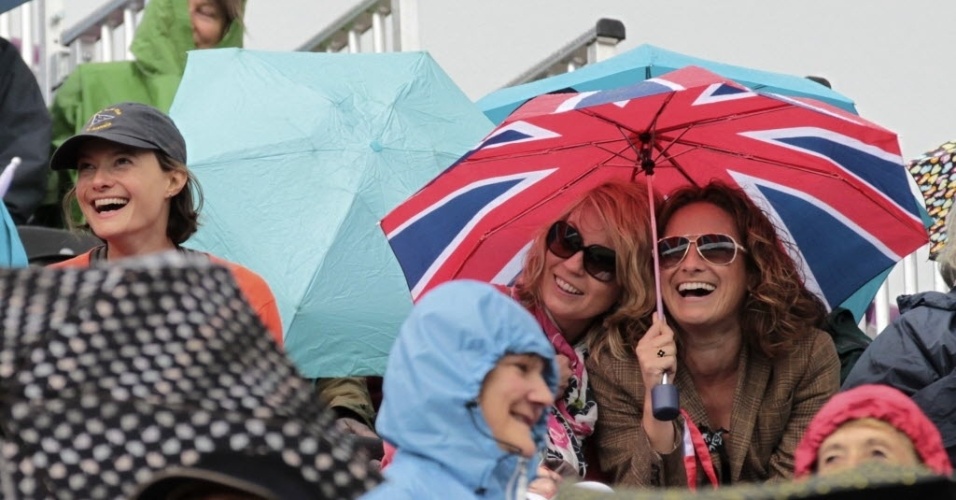 Guarda-chuva com temática britânica caiu bem para a torcida neste domingo