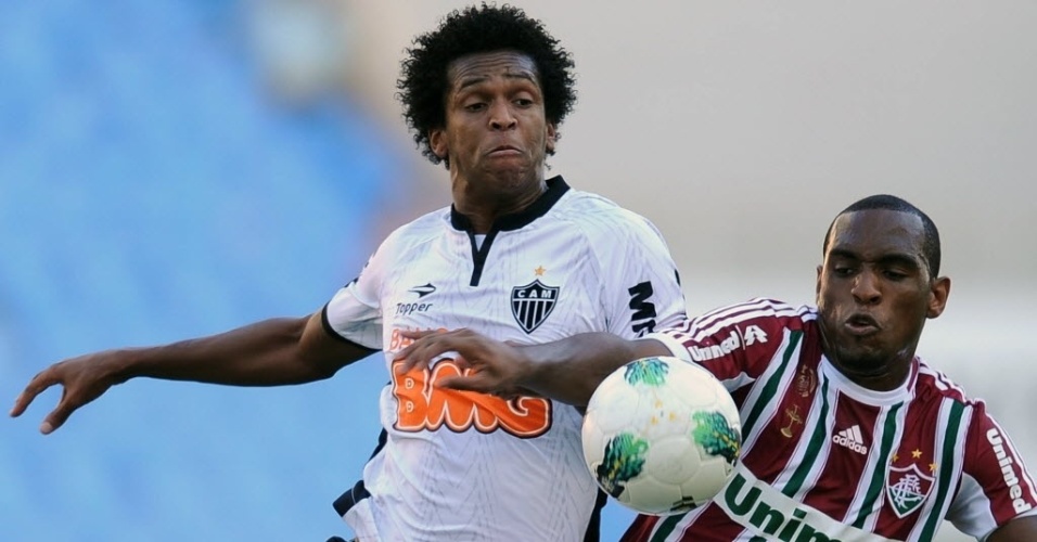 Jô, do Atlético-MG, entra em forte disputa de bola contra o Fluminense. Partida ficou empatada em 0 a 0
