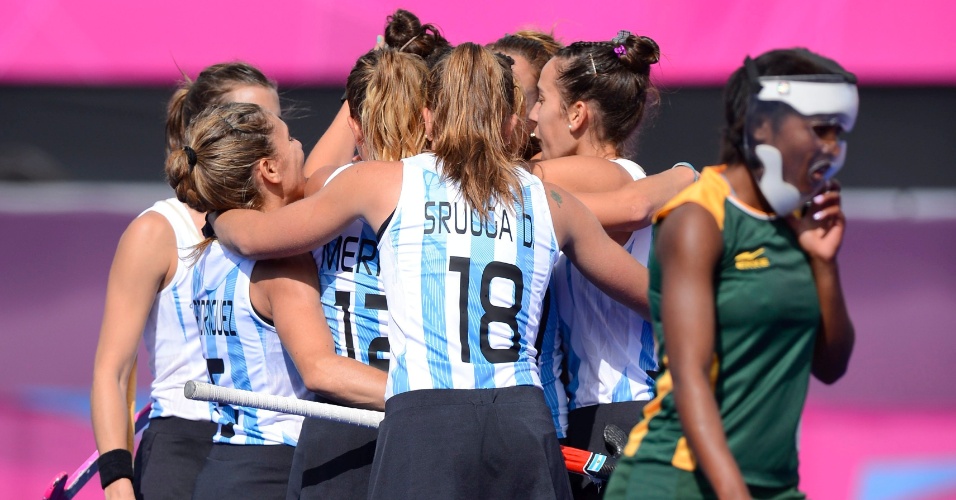 Jogadoras argentinas se abraçam par comemorar gol em partida contra a África do Sul