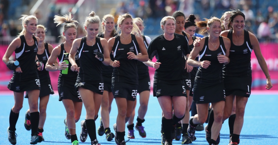 Jogadoras da Nova Zelândia agradecem aos torcedores após a vitória sobre a Austrália