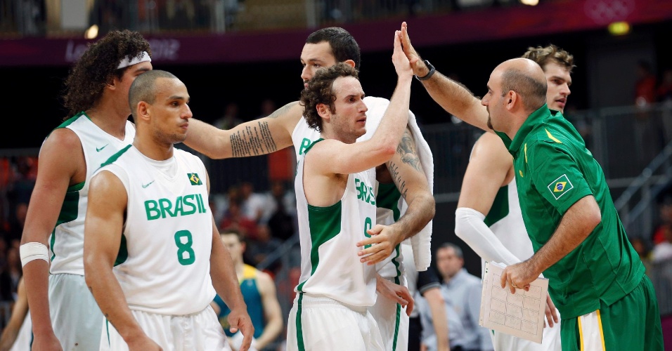Jogadores brasileiros comemoram vitória sobre Austrália na estreia do basquete masculino em Londres