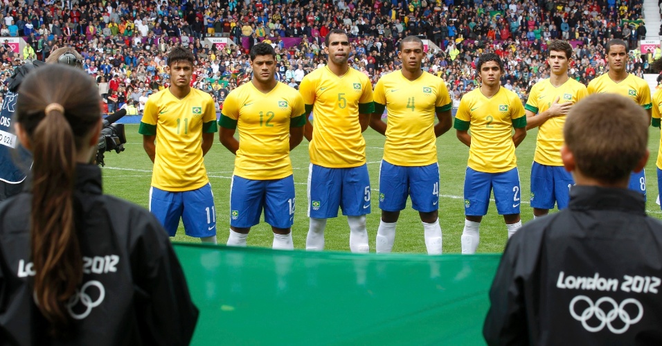 Jogadores da seleção brasileira se posicionam para a execução do hino nacional antes da partida contra Belarus