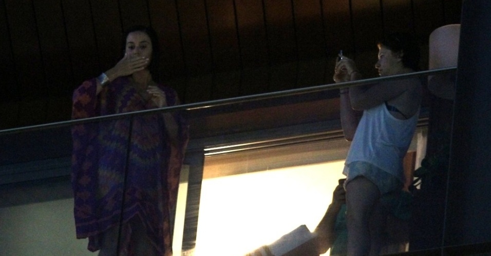 Katy Perry manda beijos para os fãs da sacada do hotel em que está hospedada no Rio de Janeiro (29/7/12)