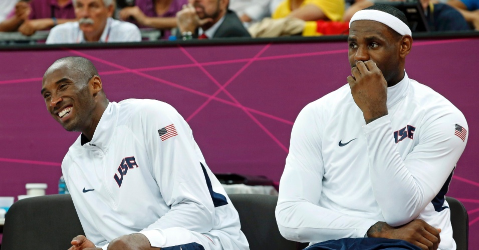Kobe Bryant e LeBron James dão risada durante a estreia dos Estados Unidos nos Jogos de Londres contra a França