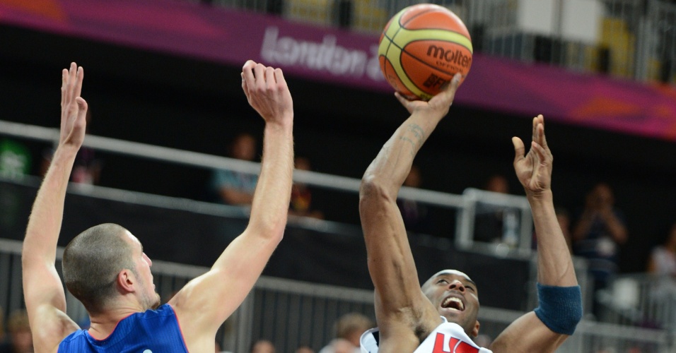 Kobe Bryant tenta arrmesso durante a estreia dos Estados Unidos nos Jogos de Londres contra a França