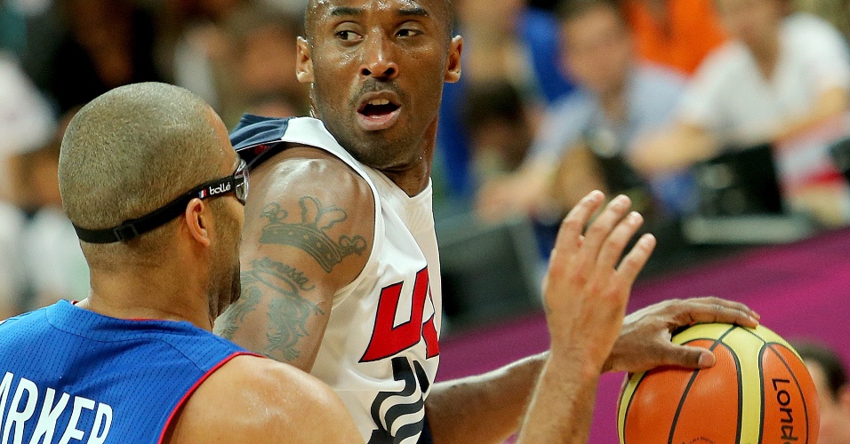 Marcado por Tony Parker, o norte-americano Kobe Bryant tenta jogada de ataque na estreia das equipes nos Jogos de Londres