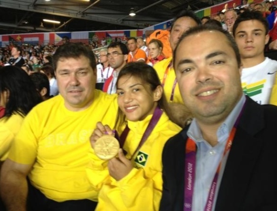 Na foto acima, vemos os três medalhistas de ouro do Judô brasileiro: Aurélio Miguel (Seul-1988), Rogério Sampaio (Barcelona-1992) e Sarah Menezes (Londres-2012)