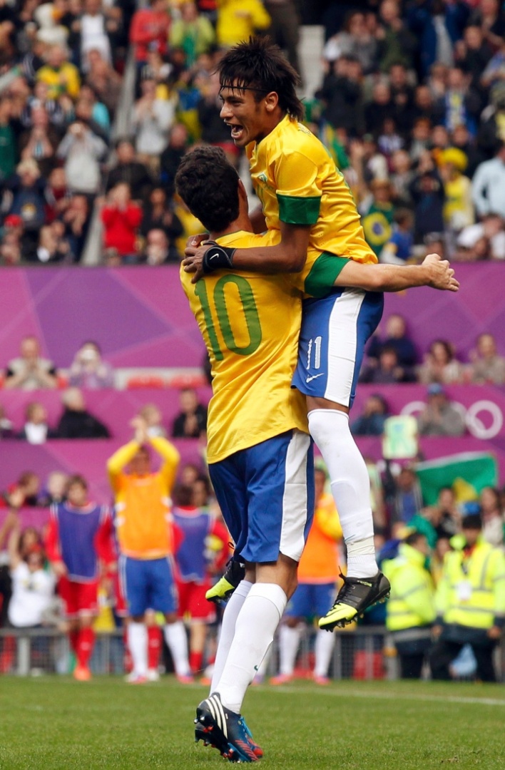 Neymar abraça Oscar para comemorar seu gol de falta, o segundo do Brasil sobre Belarus