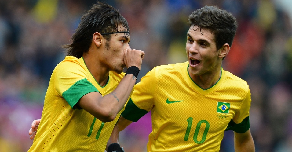 Neymar comemora com Oscar seu gol de falta, o segundo do Brasil sobre Belarus